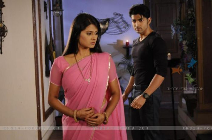 242165-gurmeet-choudhary-and-kratika-sengar