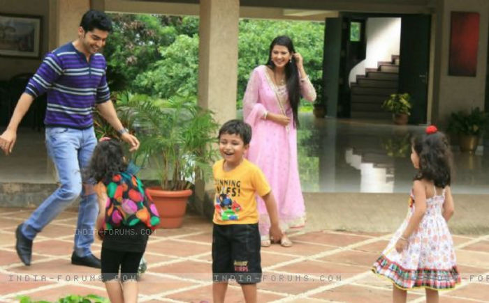 255365-gurmeet-and-kratika-on-sets-of-punar-vivah - PunarVivaah-Recasatoria