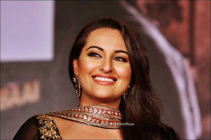 198289_323437381120953_163890277_n - Sonakshi Sinha
