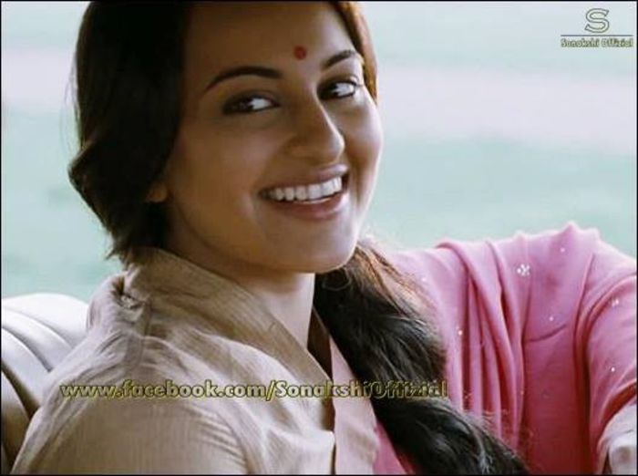 181467_319978778133480_1464175895_n - Sonakshi Sinha