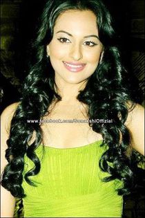 942350_319373698193988_1449539073_n - Sonakshi Sinha