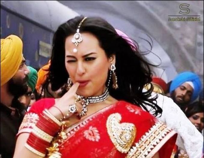 970769_319320458199312_474561416_n - Sonakshi Sinha