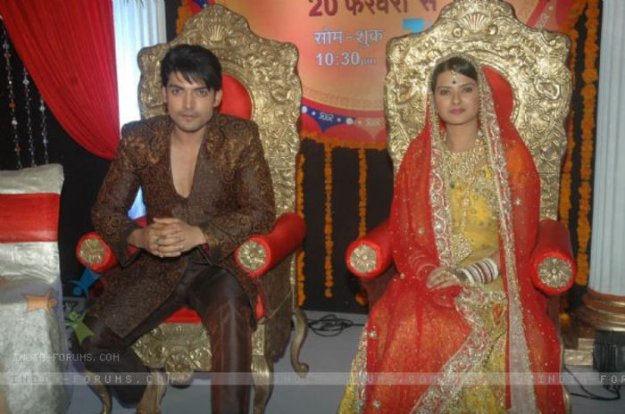 181227-gurmeet-choudhary-kratika-sengar-at-zee-tv-punar-vivah-serial-l - Yash si Aarti