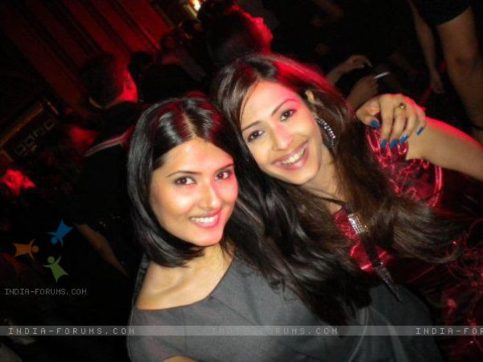 205723-kratika-sengar-and-dimple-jhangiani - Yash si Aarti
