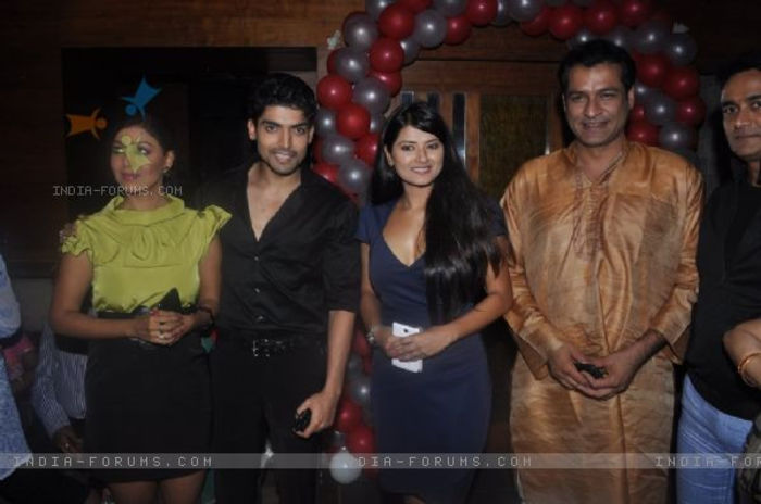 211753-debina-bonnerjee-gurmeet-choudhary-kratika-sengar-at-punar-viva