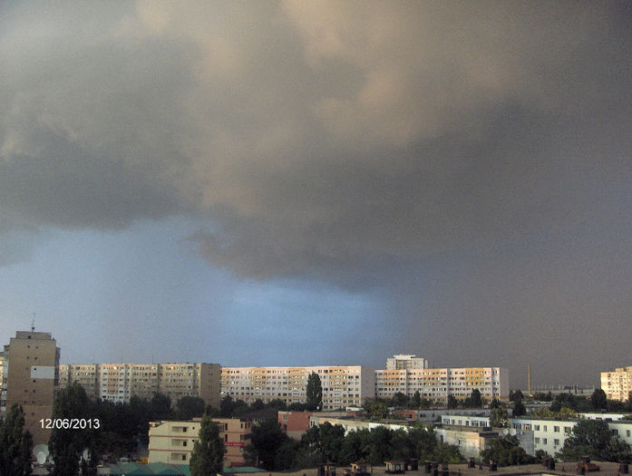 HPIM9007 - furtuna in Bucuresti 12-06 2013-ora21