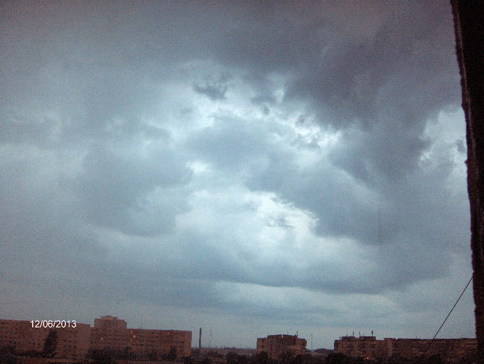 HPIM9027 - furtuna in Bucuresti 12-06 2013-ora21