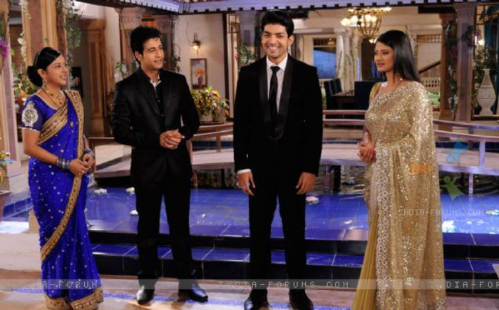 255374-gurmeet-kratika-dishank-and-samragyi-on-sets-of-punar-vivah - Dishank Arora-Pratik Suraj Pratap Sindya