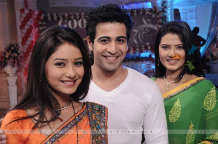 255650-leena-jumani-dishank-arora-and-kratika-sengar-in-punar-vivah