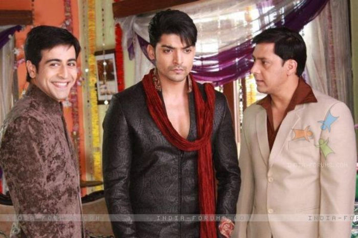 195023-gurmeeet-choudhary-dishank-arora-and-rakesh-kukreti-on-sets-of - Krtika si Gurmeet