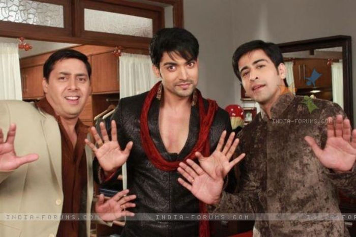 195030-gurmeeet-choudhary-dishank-arora-and-rakesh-kukreti-on-sets-of - Krtika si Gurmeet