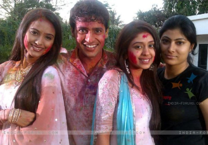 196257-haar-jeet-cast-celebrating-holi-on-sets