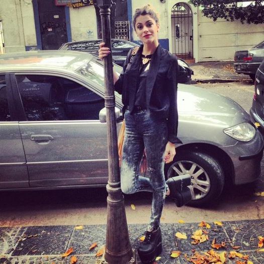 ES1lTCBbQR4 - Martina Stoessel