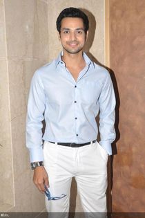 Pavitra-Rishta-fame-Shakti-Arora-caught-on-camera-during-Mahavir-Mehtas-wedding-anniversary-bash-hel