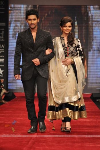 220943-ravi-dubey-and-rubina-dilaik-on-ramp-at-the-beti-show-by-vikram
