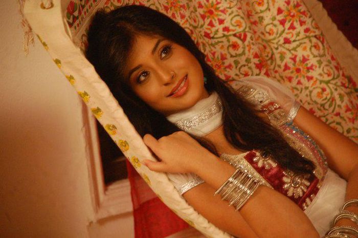 382683_288469377871157_250642864_n - Kritika Kamra