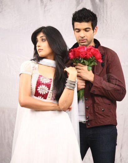 Kritika_Kamra_Karan_Kundra_posing