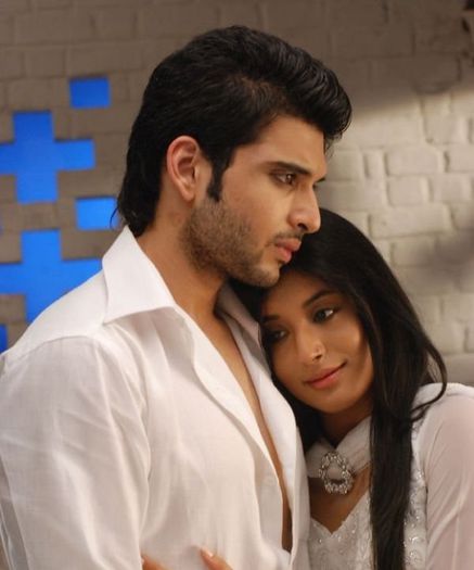 Kritika_Kamra_Karan_Kundra_together1