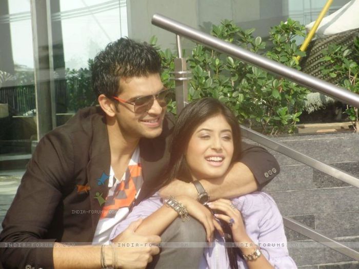 149432-karan-kundra-kritika-kamra