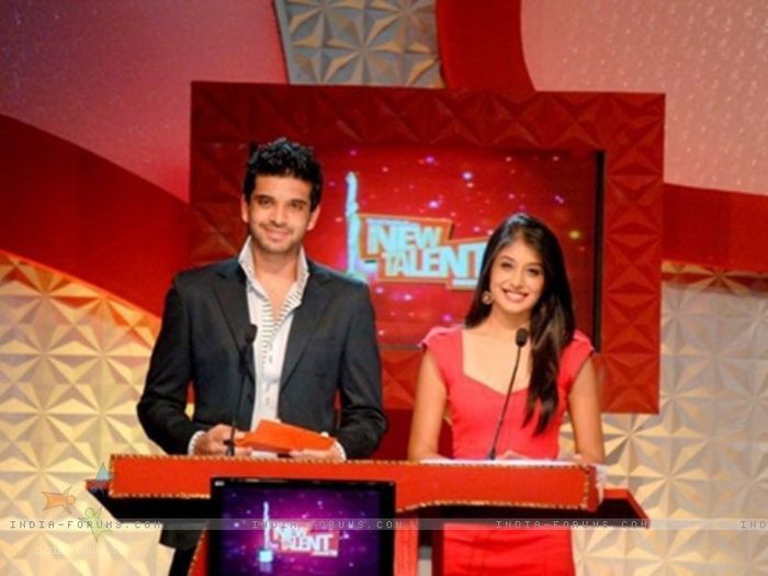 164609-karan-kundra-and-kritka-kamra-as-anchor-in-new-talent-awards