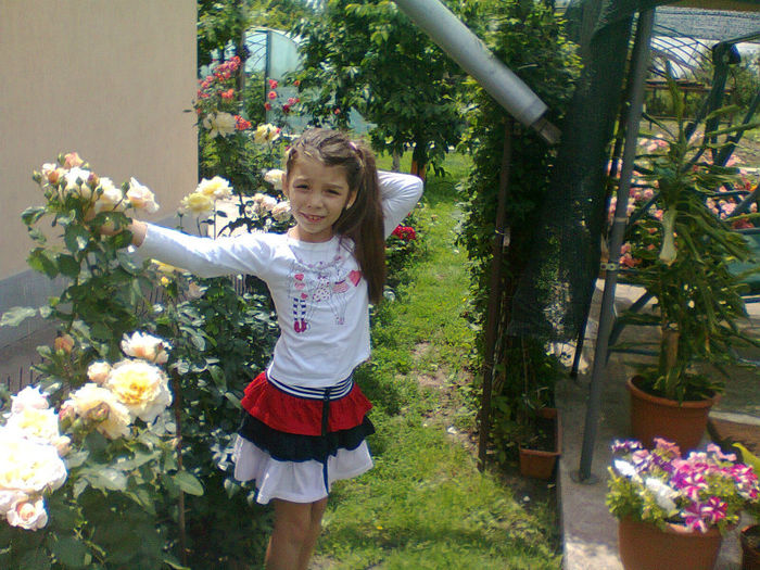 Fotografie0393 - trandafiri si nepotei iunie 2013