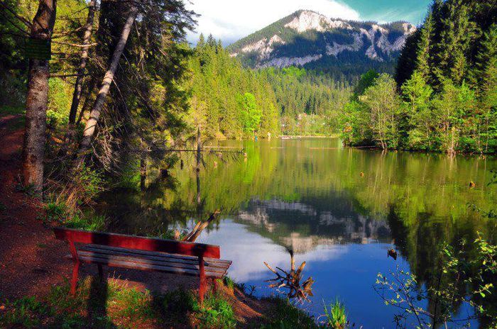 PEISAJ SUPERB LACUL ROSU