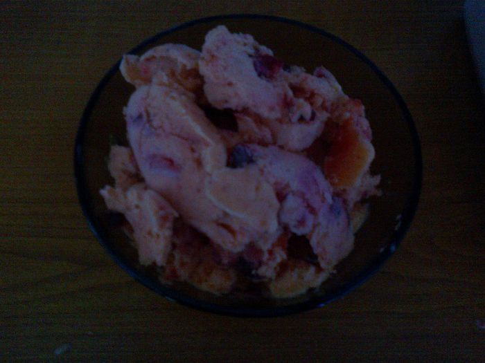 Inghetata de casa - cu capsuni si visine - Culinar 1