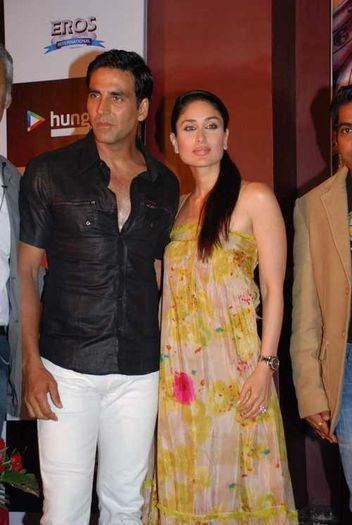 1246524146445-kareena kapoor