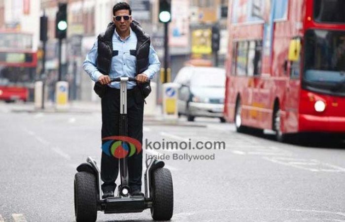 Akshay-Kumar-Desi-Boyz-Stills1-560x361