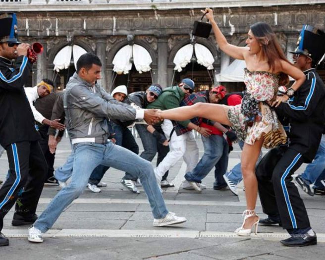 10983-akshay-kumar-and-kareena-kapoor-in-kambakth-ishq