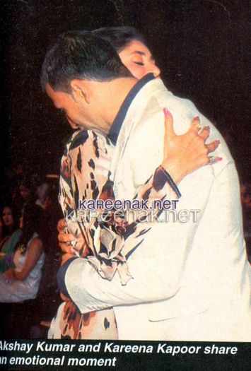 akshay_kumar_kissing_kareena_kapoor_in_a_function