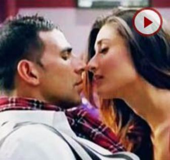 090618050353_kareena_kissing_akshay_play