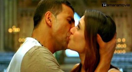 Akshay-Kumar-and-Kareena-Kapoor-kissing-photo