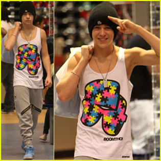 austin-mahone-miami-shopping-trip - Urmatorul vostru idol - ce inca nu stii cine este  Hiiiii