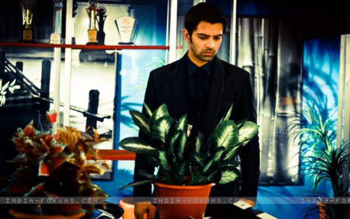 16 - Barun Sobti aka Arnav Singh Raizada-ASR