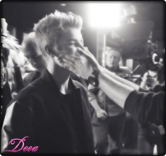 Nu e vina ta cum e el =; Din nastere :-L * se uita la Amanda ;; dupa la Jamie * :-?