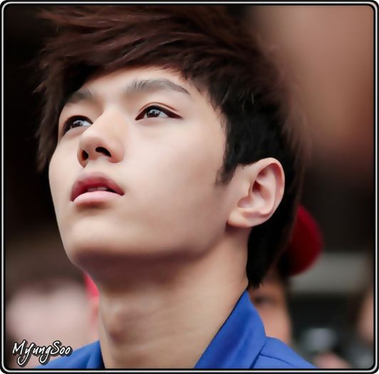 ∞ .. Papagal esti tuu. :-L .. :) .. Sunt un porumbel,dar doar pt tine. :o3 ..