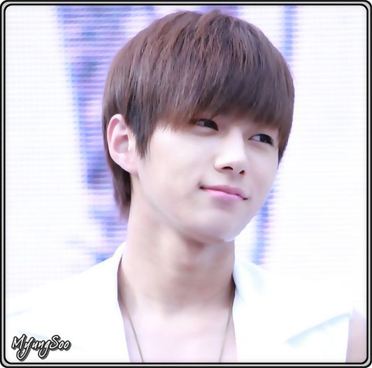 ∞ .. Facem pariiu? >:P .. ^isi pune capul pe umarul ei^ .. Ododo,asa confortabil. :o3 ..