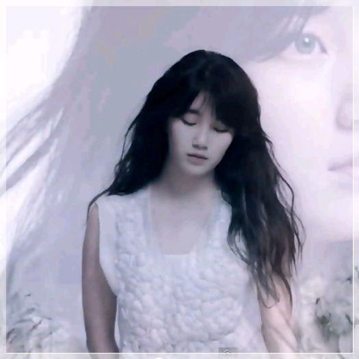 (*) ..Okey.. (:| ..[se ridica] ..Aaa.. paharul.. ehh.. il duc dimineata.. (:| ..:)) ..