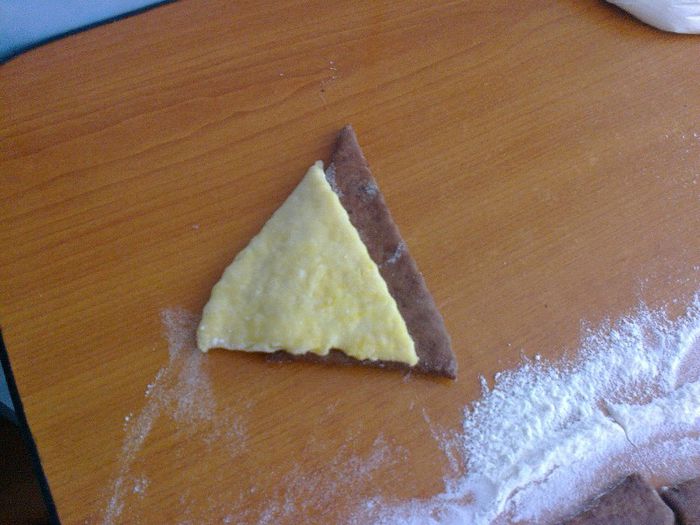 Cornulete in doua culori (cacao si vanilie) - cu gem de gutui - Culinar 1