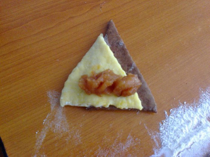 Cornulete in doua culori (cacao si vanilie) - cu gem de gutui - Culinar 1