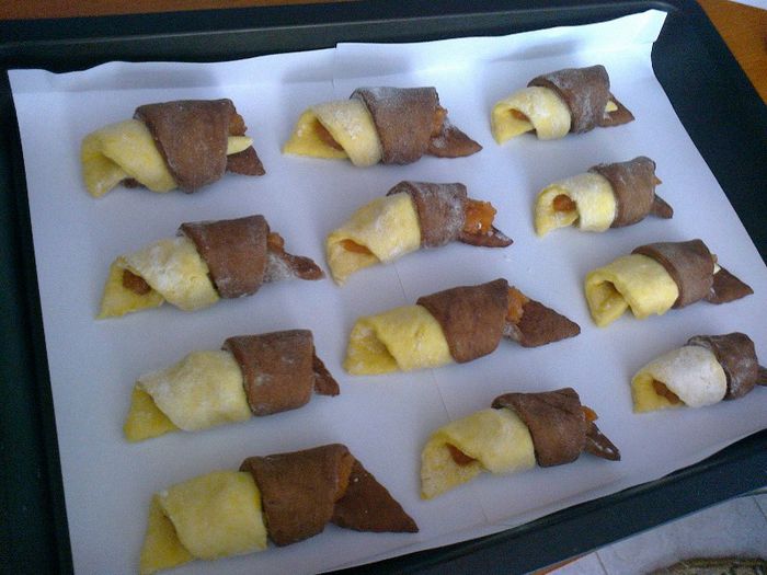 Cornulete in doua culori (cacao si vanilie) - cu gem de gutui - Culinar 1