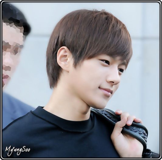 ∞ .. ^se uita la mana^ .. :-L .. JungAh! :-L ..