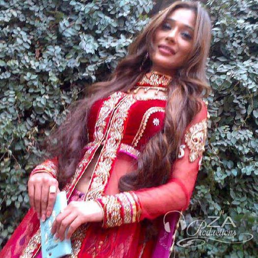 15 - Sara Khan in Junoon