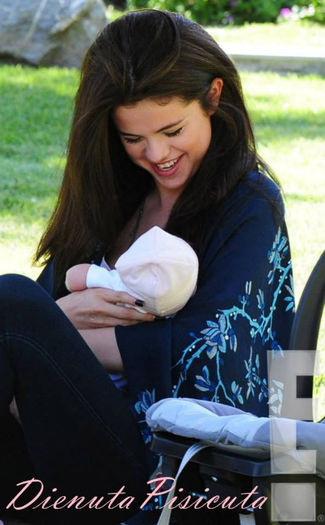 1 - Selena with her little sister Gracie Elliot Teefey