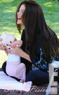 2 - Selena with her little sister Gracie Elliot Teefey