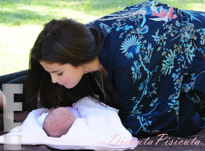5 - Selena with her little sister Gracie Elliot Teefey