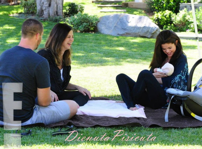 7 - Selena with her little sister Gracie Elliot Teefey