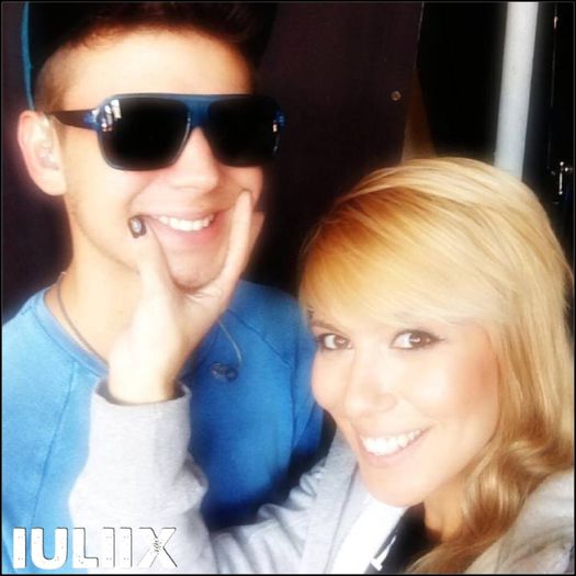 - * stătea pe el =]]] * șiiiii , ce facem ? ;3