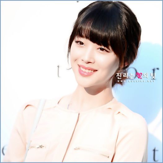 ` .. Auzi la el. :-w .. :o3 .. Oppa,e ziua ta,cum sa aruncam banii aiurea? :o3 .. Heii. :) .. - l - x - Episodul 55 - x - l